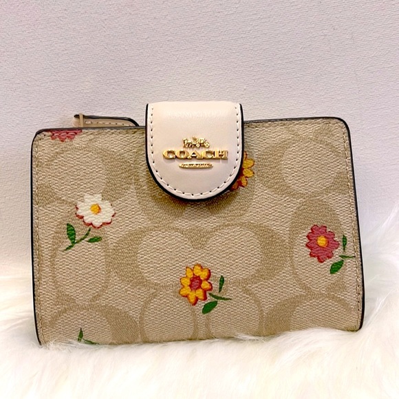 NEW Medium Corner Zip Wallet In Signature Canvas With Nostalgic Ditsy Print - Picture 9 of 11